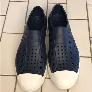 Unisex Native shoes M8/W10 navy blue and white